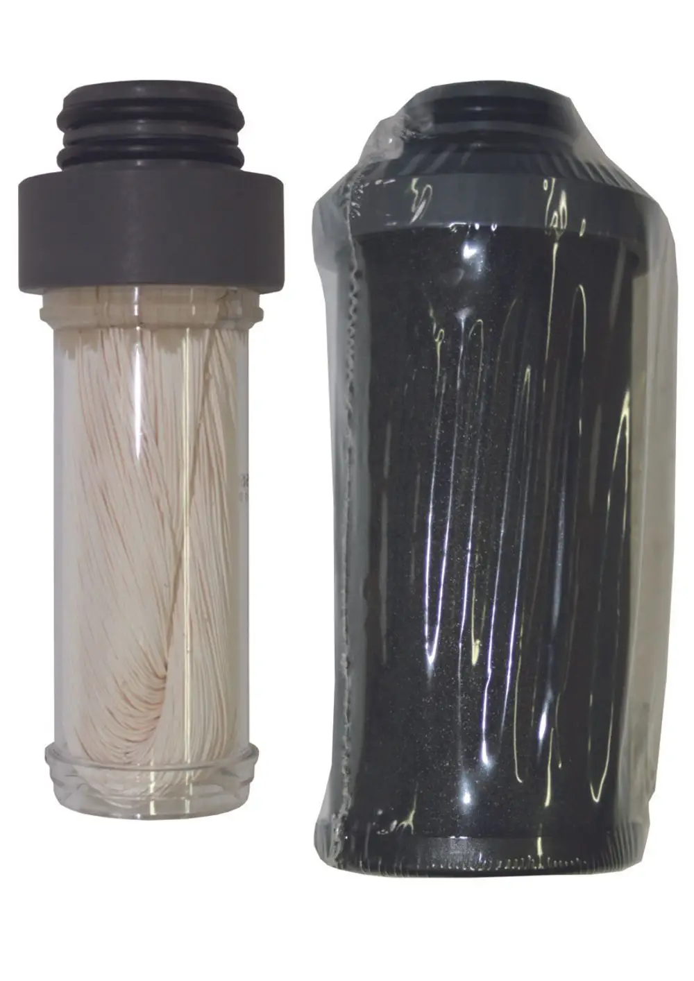 Zwei Filterkartuschen von Judo, eine transparente mit weißen Fasern und eine schwarze, im Plastikbeutel verpackt, für die Verwendung in Filtrationssystemen.